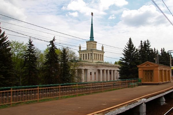 Вокзал у платформы «Ленинская» 