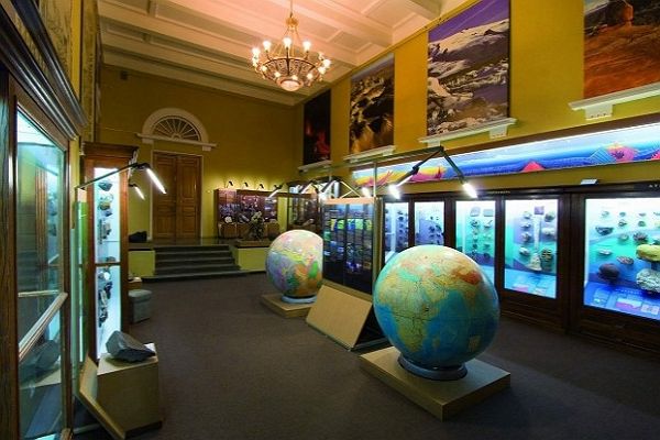 Музей геологии – красота в камнях и минералах
